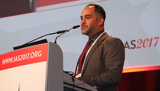 Carlos Toledo en su intervención en la IAS 2017. Foto: Roger Pebody, aidsmap.com